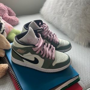 2021
Wmns Air Jordan 1 Mid SE 'Dutch Green size 7